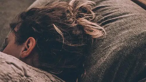 Gece kapıyı açık uyuyanlar dikkat: Bu alışkanlık karakteriniz hakkında sandığınızdan fazlasını söylüyor