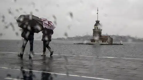 İstanbul’da hava bir anda değişiyor: AKOM’dan “şiddetli sağanak" uyarısı