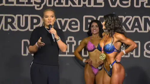 Demet Akalın vücut geliştirme şampiyonasında ödül verdi: Okan Kurt kas şov yaptı