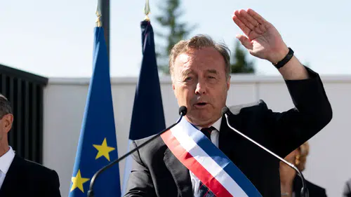 Fransa'da aşırı sağcı başkanlardan sembolik başkaldırı: AB bayrakları iniyor