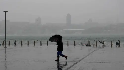 AKOM’dan İstanbul için sağanak uyarısı: Saat verildi, sıcaklıklar düşüyor