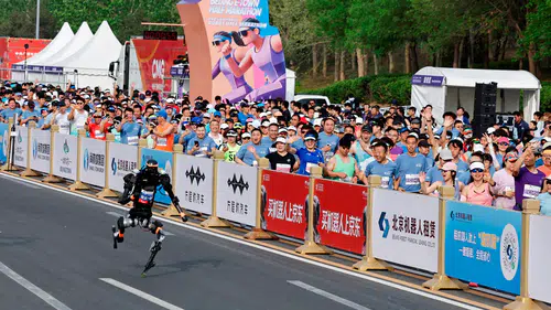 Pekin'de robotik devrim: İnsansı robot dünya rekoru temposuyla insan koşucuları geçti