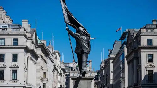 Banksy Londra'nın kalbinde yine sahneye çıktı: Buckingham Sarayı yakınına gizemli heykel