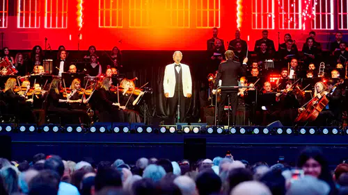 Dünyaca ünlü tenor Andrea Bocelli, Beşiktaş'taki dev konserde izleyenleri büyüledi