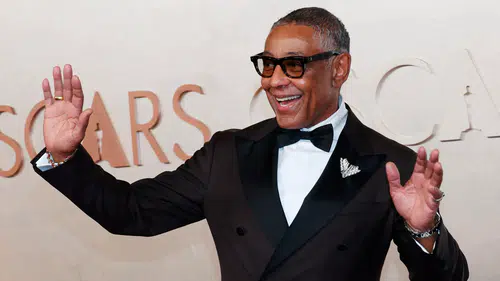 Hollywood yıldızı Giancarlo Esposito Suudi Arabistan'da kelimeişehadet getirerek Müslüman oldu
