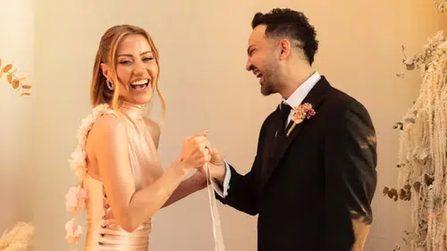 Derya Uluğ ve Asil Gök nişanlandı: Ünlü çift aile arasında yüzük taktı