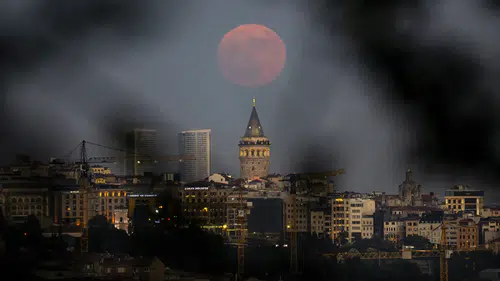 “Çilek Dolunayı” Türkiye semalarında büyüledi