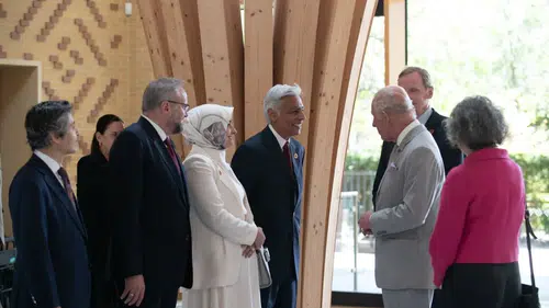 Kral 3. Charles, Cambridge Merkez Camisi'ni ziyaret etti
