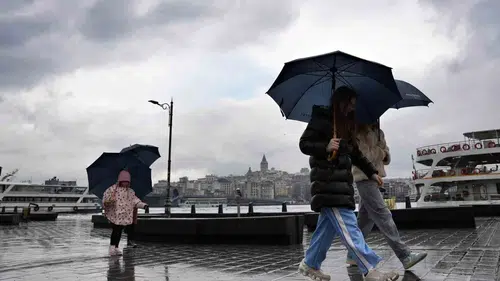 İstanbul'da sıcaklık 30 derecenin altına indi: 4 bölgede sağanak yağış bekleniyor