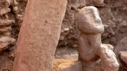 Karahantepe’de 11 bin yıllık heykel bulundu: Leoparın sırtındaki insan figürü dikkat çekti