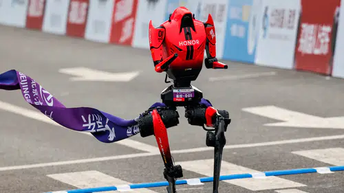 Çin'in geliştirdiği insansı robot Usain Bolt'un 100 metre rekorunu geride bıraktı