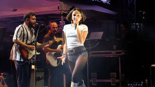 Zeynep Bastık’tan konserde çıkan kavgaya sert tepki: “Ne yaşıyorsunuz ya, ayıptır!”
