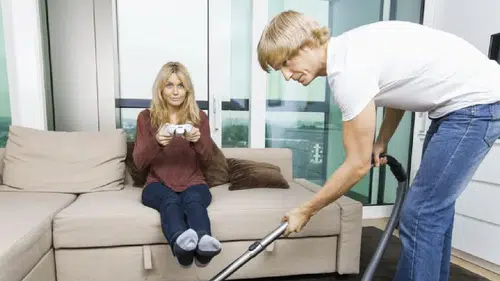 “Ev işi yapan erkek dişileşir” sözleri infial yarattı