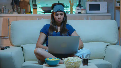 Yalnız hissedenler için tehlike: Peş peşe izleme bağımlılığı