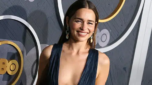 Emilia Clarke anlattı: Ponies setinde seks sahnesinde kaburgasını kırdı