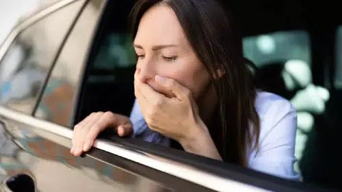 Arka koltukta telefona bakarken neden midemiz bulanır? İşte bu şekilde önleyebilirsiniz