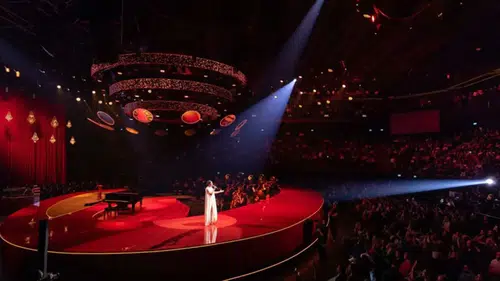 Ebru Yaşar'dan dev prodüksiyon: Volkswagen Arena'da yıldızlar geçidi