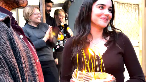 Haysiyet setinde kutlama heyecanı: Aybüke Yılmaz yeni yaşını rol arkadaşlarıyla karşıladı