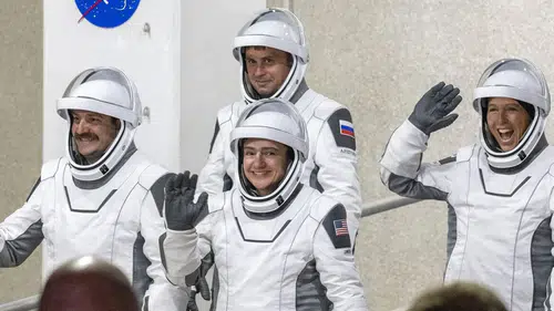 8 ay sonra Dünya’ya döndüler: 4 astronot SpaceX kapsülüyle Pasifik’e indi