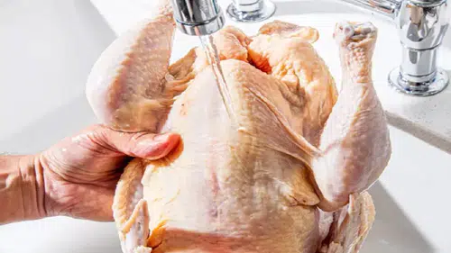 Tavuğu yıkamak hijyen mi, sağlık riski mi? Bilimle gelen cevap tartışmayı alevlendirdi