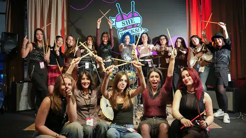 Türkiye'de bir ilk: 15 kadın baterist İstanbul'da aynı sahneyi paylaştı