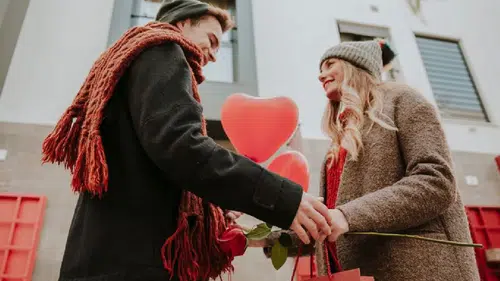 Araştırma ortaya koydu: Sevgililer Gününde hangi hediye daha fazla mutlu ediyor?