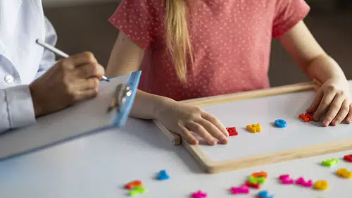 Otizm tanısında kız çocukları neden daha geç teşhis ediliyor?