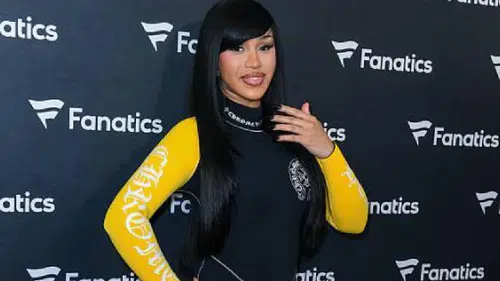 Cardi B, twerk yaparken üzerine robot devrildi