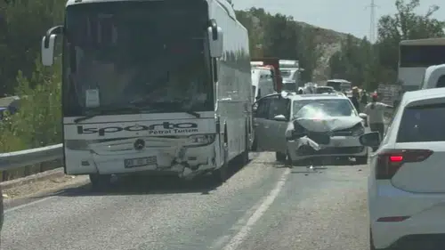 Seydikemer'de otobüs ile ticari araç çarpıştı: 5 yaralı