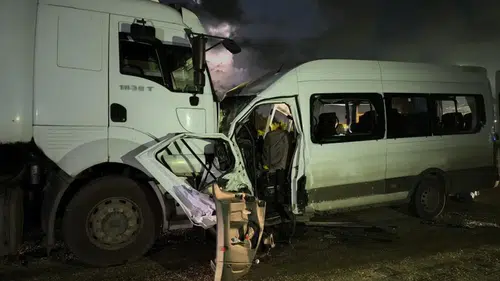 Hatay’da servis minibüsü ile tır çarpıştı: 1 ölü, 15 yaralı