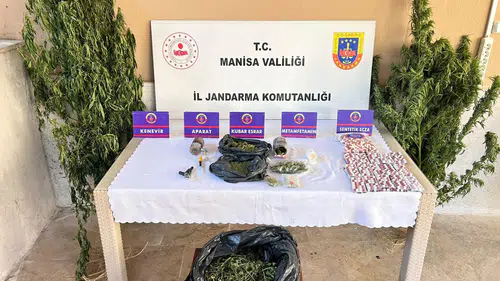 Alaşehir'de 21 adrese eş zamanlı baskın: 656 gram kubar esrar ve yüzlerce hap ele geçirildi