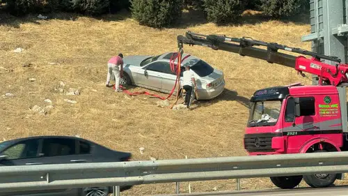 Bursa'da otomobil bariyerleri aşarak tarlaya savruldu