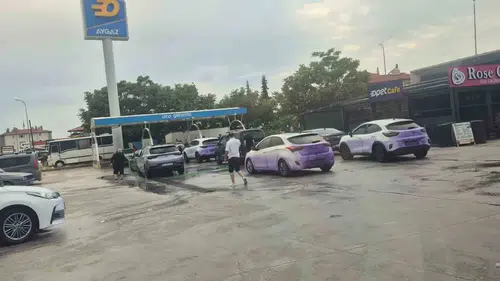 Afyonkarahisar’da yola dökülen madde araçları mora boyadı