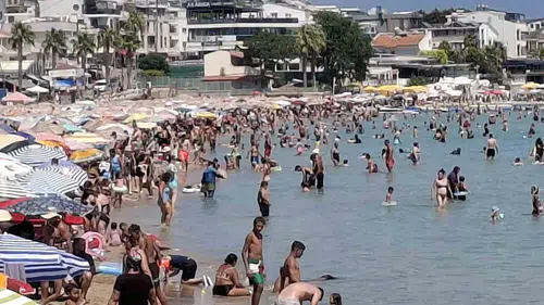 Didim’de sıcak havadan bunalan tatilciler denize yöneldi