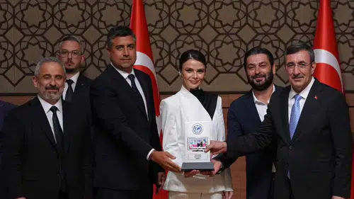 Anadolu Medya Ödülleri'nde Uzak Şehir'e Büyük Onur