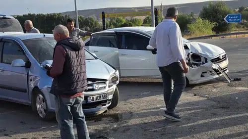 Sivas'ta üç otomobil çarpıştı, 7 kişi yaralandı