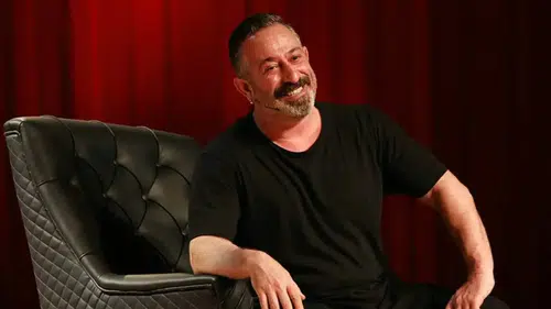 Cem Yılmaz'dan bastonlu görüntüsüne esprili gönderme: 'Allah Allah, baston derken?'