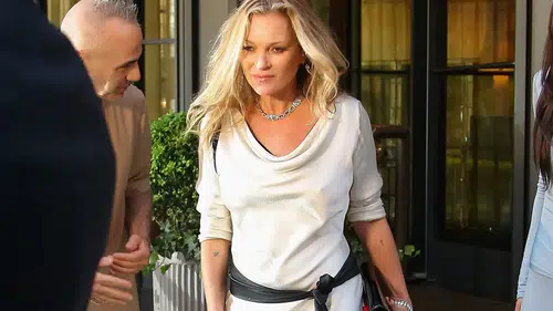 Kate Moss'un Brezilya çıkarması: İddialı pozlarıyla moda dünyasını hareketlendirdi