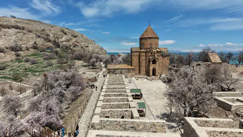 Van Gölü'nün kalbinde inanç buluşması: Akdamar'da 14. ayin heyecanı