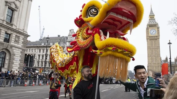 Londra’da geleneksel “Yeni Yıl Geçit Töreni” renkli görüntülere sahne oldu