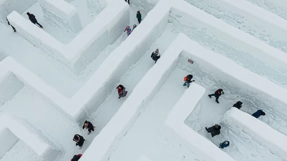 Polonya'da dünyanın en büyük kar labirenti ziyaretçilerini ağırlıyor