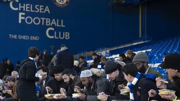 Chelsea, stadında iftar vererek bir ilke imza attı