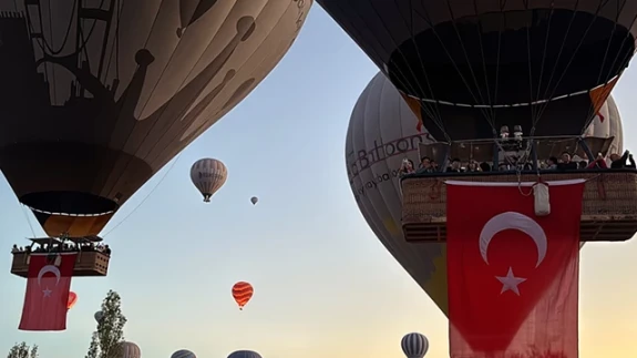 Kapadokya'da balonlar Türk bayraklarıyla uçtu