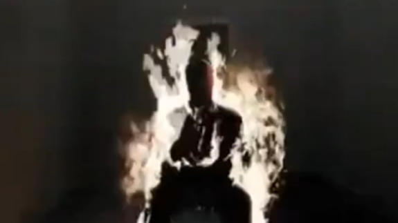 Kanye West, Donda albümünün dinleme partisinde kendini ateşe verdi