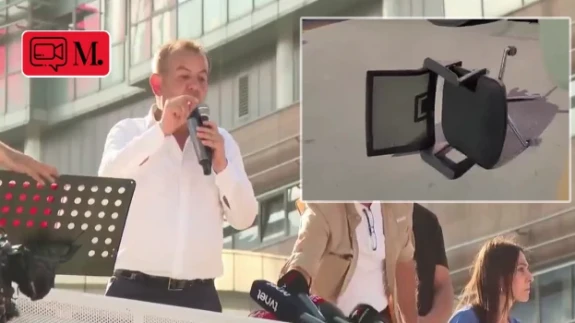 Tanju Özcan, CHP Genel Merkez önüne koltuk fırlattı