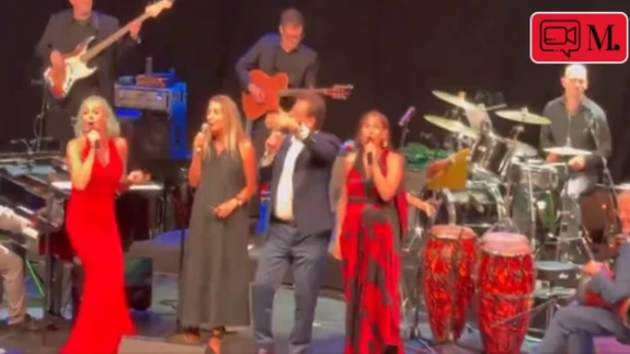 İmamoğlu çifti Pink Martini konserinde sahnede sanatçılara eşlik etti