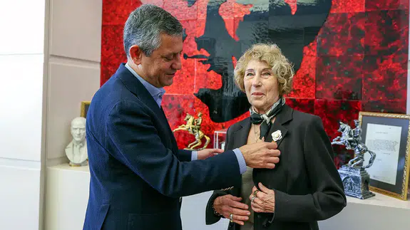 Ünlü yazar Ayşe Kulin CHP'ye katıldı