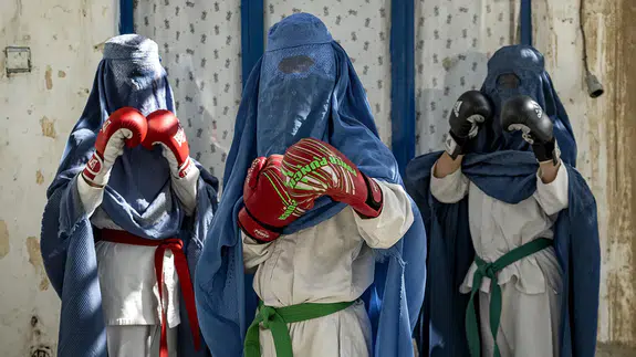 Afgan kadınlarının Taliban'a karşı varoluş mücadelesinde yanlarında spor var
