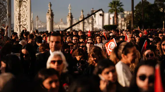 Vatandaşlar 10 Kasım'da Ata'sını anmak için Dolmabahçe'ye akın etti