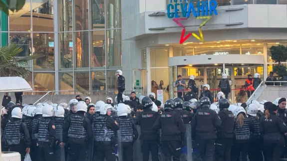 Cevahir AVM önündeki protestoda en az 100 kişi gözaltına alındı